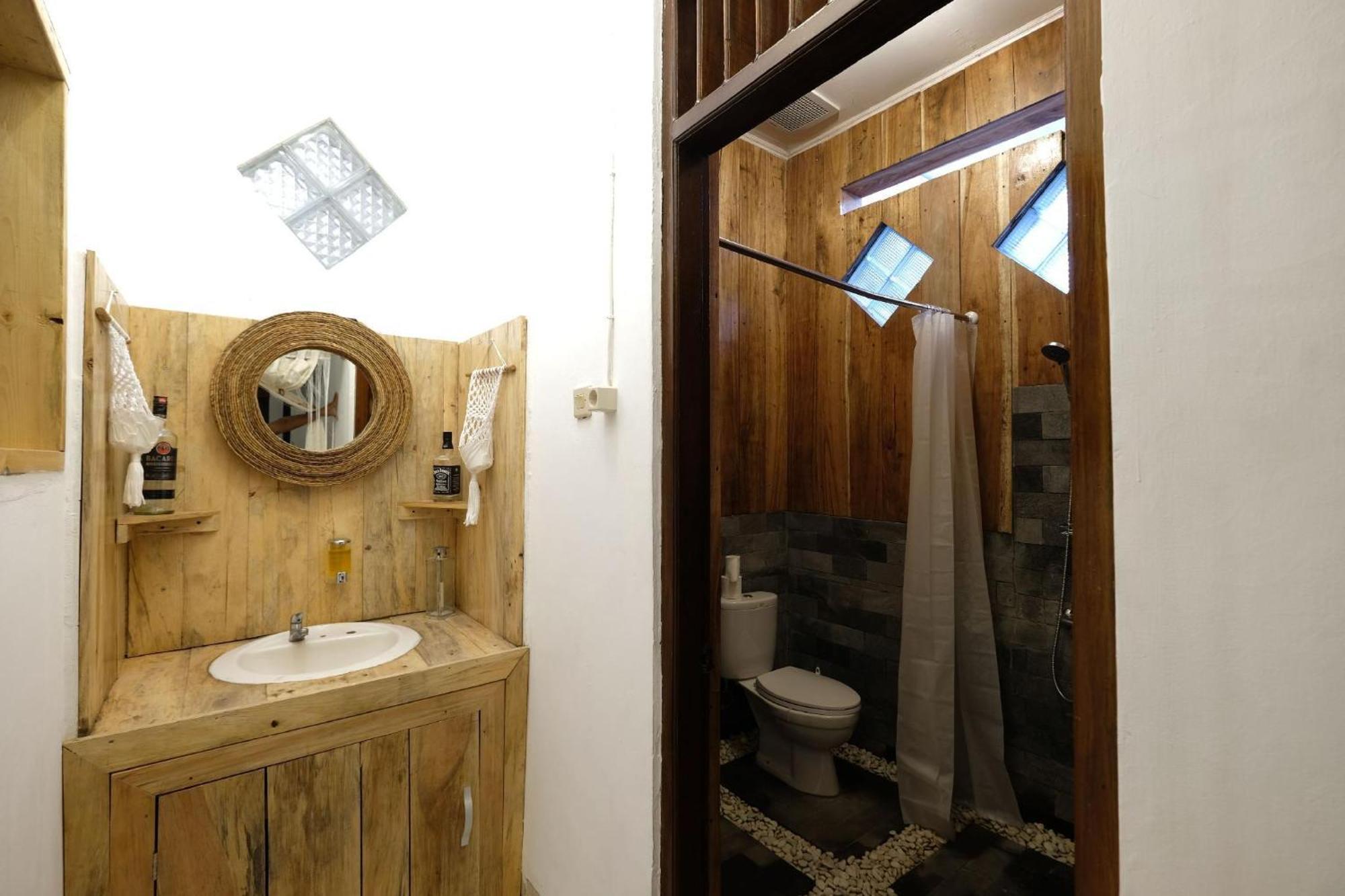 Auberge de jeunesse Wood Stone à Yogyakarta Extérieur photo